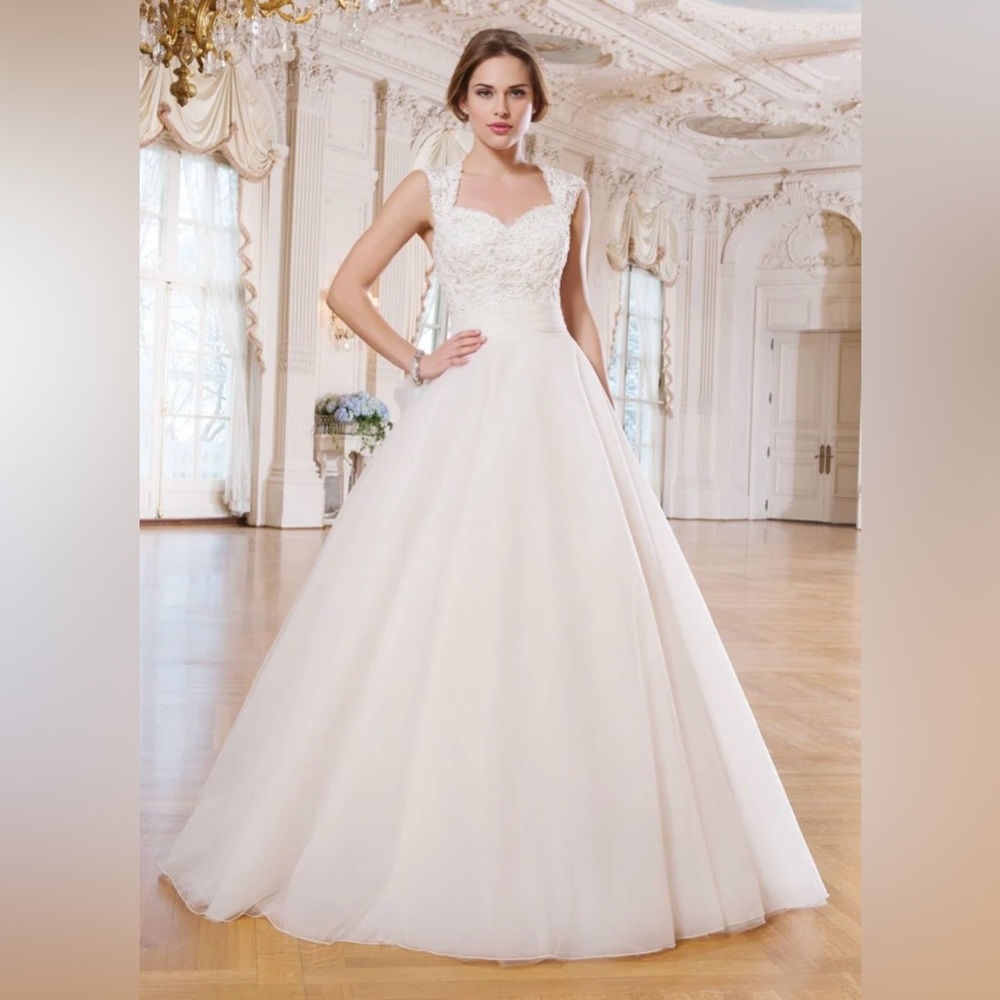 NWT Lillian West Wedding Dress. Size 14. Removable bow.